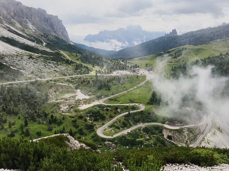 Falzarego: przełęcz-muzeum w sercu Dolomitów